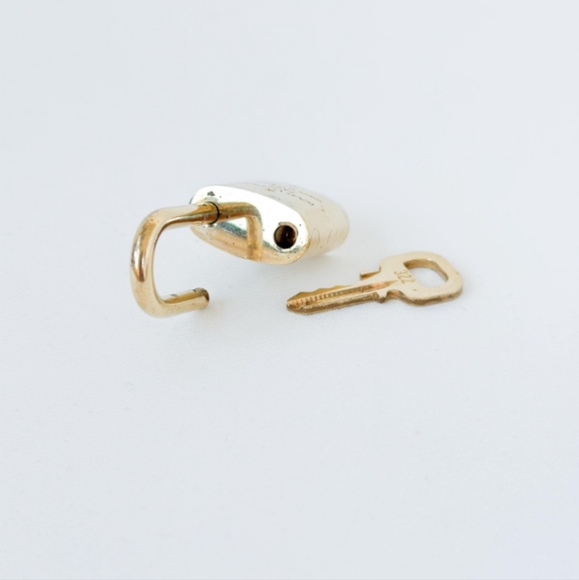 #322 Authentic LOUIS VUITTON Lock Key Set Padlock Brass Polished Chain Necklace - Picture 4 of 9